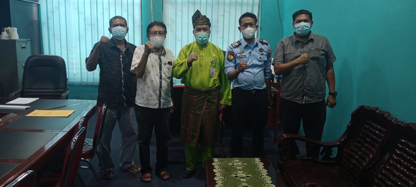 Ketua KONI Bengkalis Darma Firdaus S (2 dari kanan) dan rombongan foto bersama Sekretaris Satgas Covid-19, H Ismail (pakai baju Melayu).